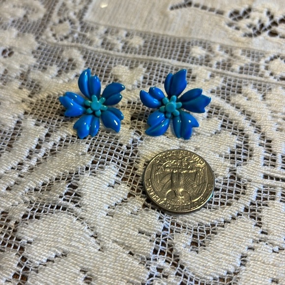 Vintage Turquoise‎ Flower Clip on Earrings - Picture 2 of 3